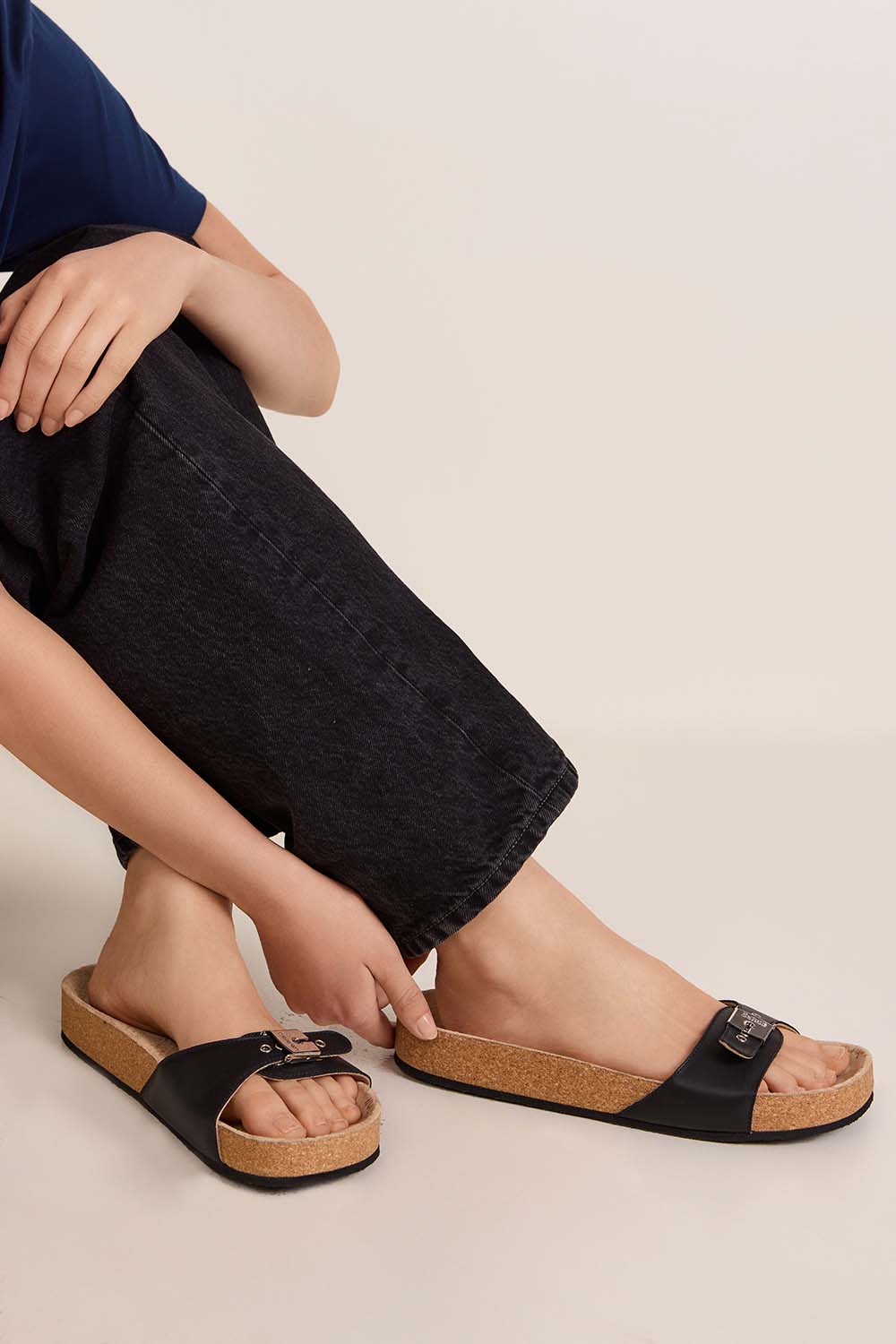 תמונת כל הלוק של בלנסיאגה X שול כפכפי מיולס